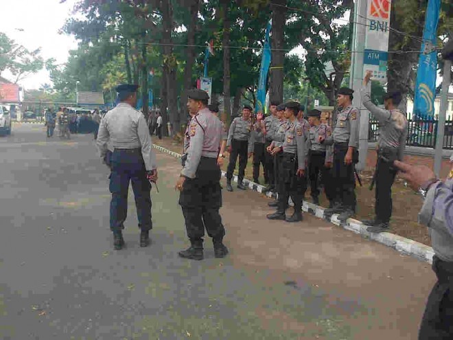 Polisi berjaga-jaga di seputara RRI Jambi untuk melakukan pengamanan pengundian nomor urut kandidat Pilgub Jambi